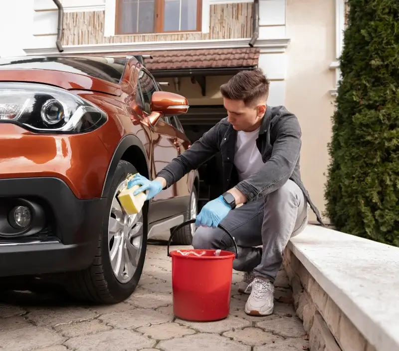 Lavage auto à domicile Saint-Arnoult-en-Yvelines : professionnel intervenant sur un véhicule